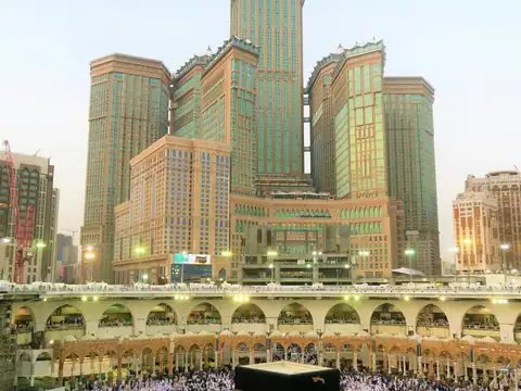 Pilgrims gathered around the Kaaba in the courtyard of Masjid al-Haram